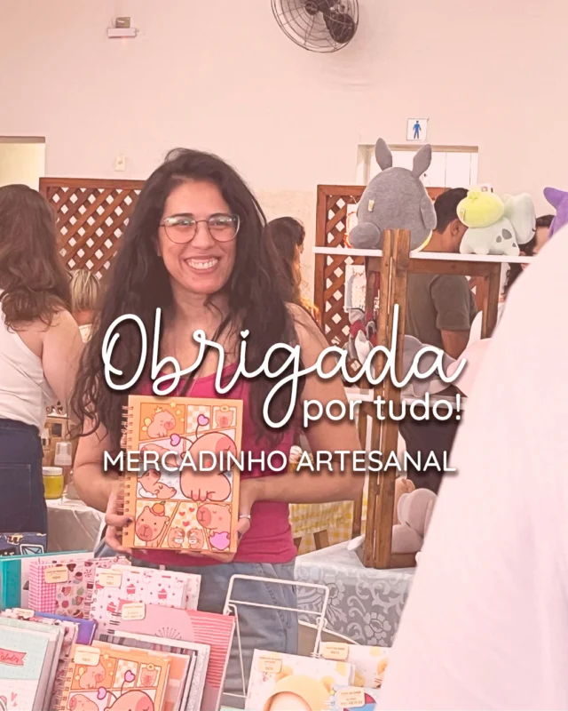 ❤️ O Mercadinho é sempre incrível!

Quero agradecer a todo mundo que passou no meu stand, conversou, comprou e apoiou meu trabalho! É lindo de ver (e de viver) tantas pessoas apaixonadas pelo feito à mão, que valorizam a criatividade e o trabalho autoral reunidas no mesmo lugar.

A primeira edição do ano é sempre a dos reencontros, de m4tar as saudades e colocar em dia as novidades, mesmo não dando tempo de conversar e abraçar todo mundo como a gente sempre quer.

O @mercadinhoartesanal é o momento de trazer tantas carinhas que vejo e converso "online" para a "vida real" e fazer essas conexões aumentarem. 🥰 Mesmo eu não sendo o ser humano mais fotogênico que já passou por esse evento, as fotos deixam muito claro que o mercadinho é muito mais que parte do meu trabalho, é parte da minha história e eu "si divirto muito" por lá 😂

Se você comprou algo comigo, me marca nos stories! Vou amar ver os produtos no seu dia a dia. 📖✨

E se não conseguiu passar por lá, minha loja online está sempre aberta aberta para te receber e eu estou sempre à disposição pra bater um papo, me chama no direct!

Por último, mas tão importante para que tudo isso aconteça, obrigada a todos expositores e as lindas @gabi.falco @carol.fcecilio e cia por batalharem sempre pra manter tudo isso existindo há 11 anos ❤️
